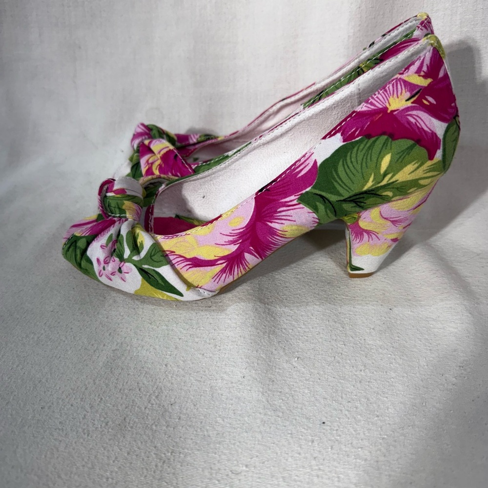 Rocket Dog Vibrant Pink floral open toe shoes Size 7